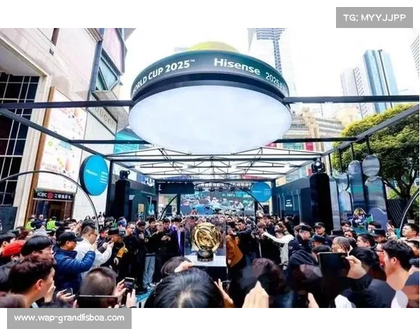 世俱杯奖杯首次亮相中国 海信携手FIFA点亮山城引发热议 世俱杯奖杯首次亮相中国 海信携手FIFA点亮山城引发热议